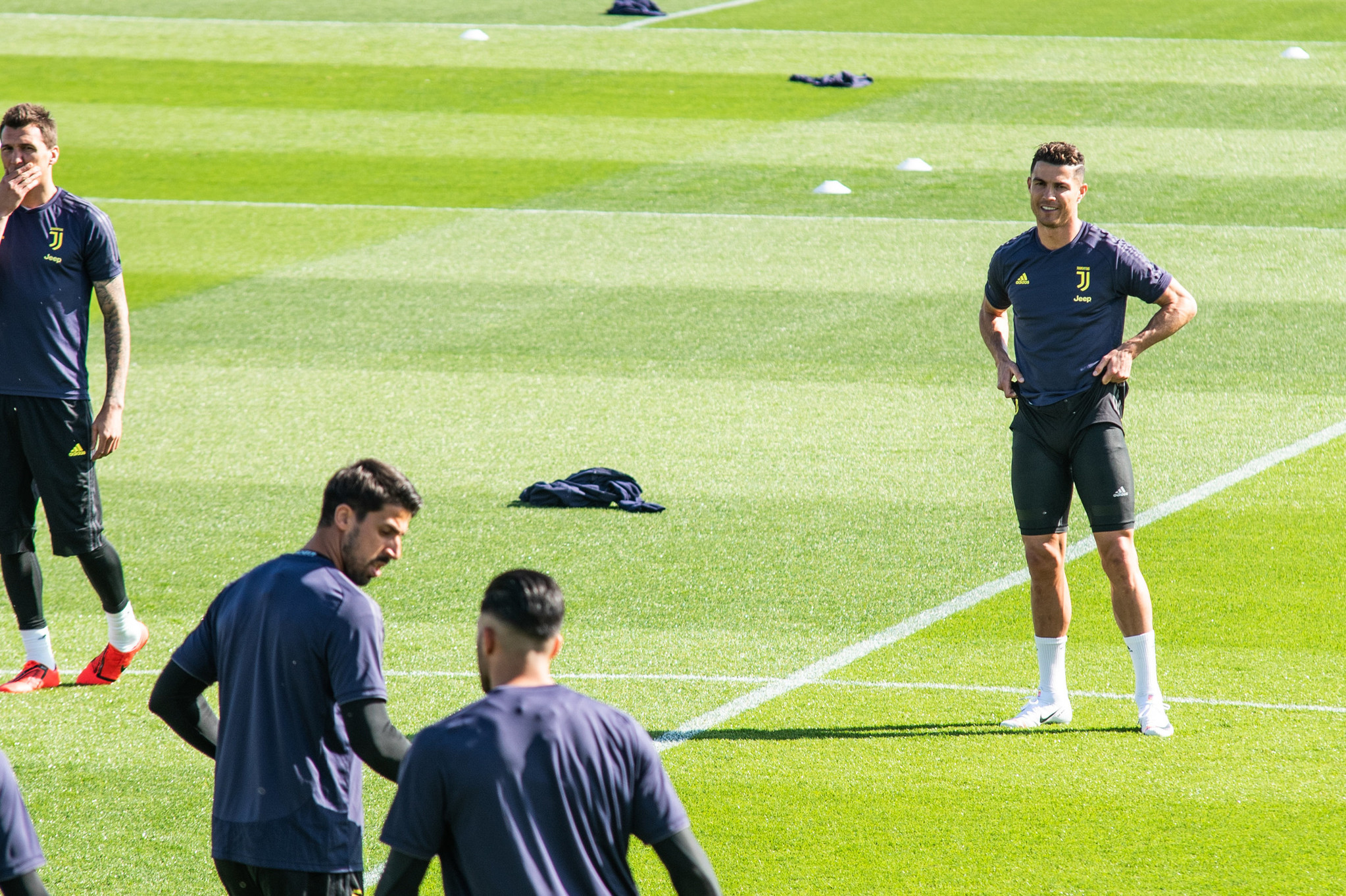 开云中国-莱万多夫斯基在日本队比赛中出色防守转会期多伦多猛龙备战NBA总决赛，C罗在DWG比赛中精彩发挥都惊呆了